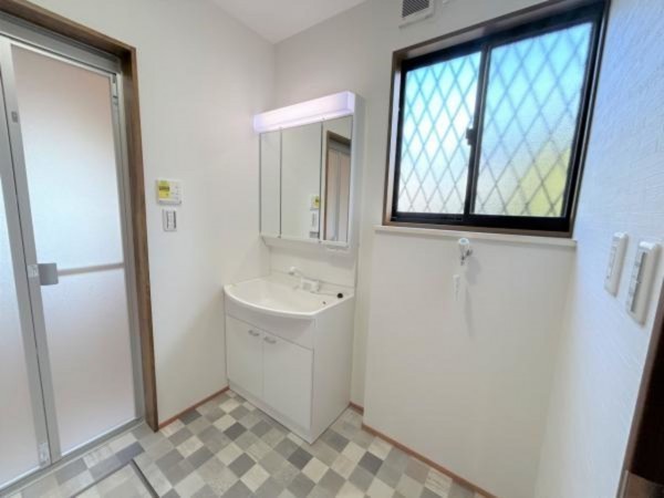 松阪市平成町、中古一戸建ての洗面画像です