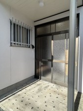松阪市大津町、中古一戸建ての玄関画像です