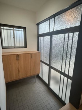 松阪市大津町、中古一戸建ての玄関画像です