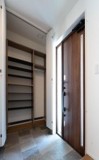 松阪市西之庄町、中古一戸建ての玄関画像です