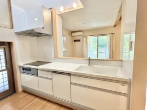 松阪市豊原町、中古一戸建てのキッチン画像です