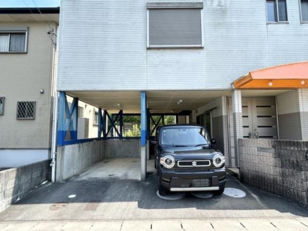 松阪市豊原町、中古一戸建ての駐車場画像です