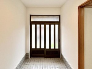 松阪市下村町、中古一戸建ての玄関画像です