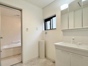 松阪市下村町、中古一戸建ての洗面画像です