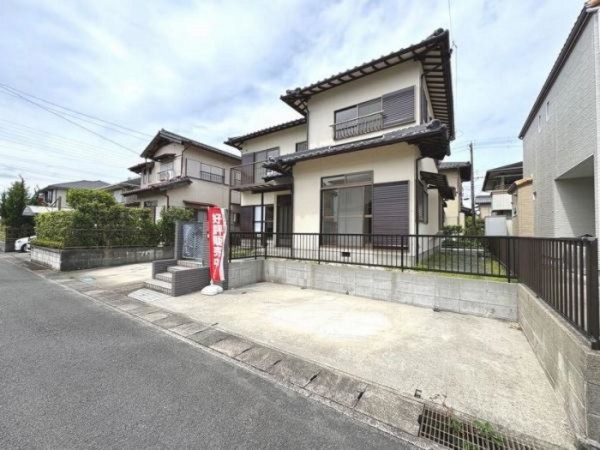 松阪市下村町、中古一戸建ての駐車場画像です