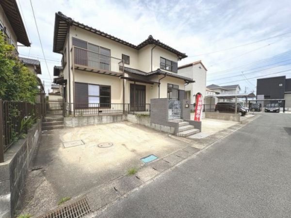 松阪市下村町、中古一戸建ての駐車場画像です