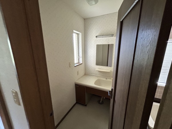 松阪市虹が丘町、中古一戸建ての洗面画像です