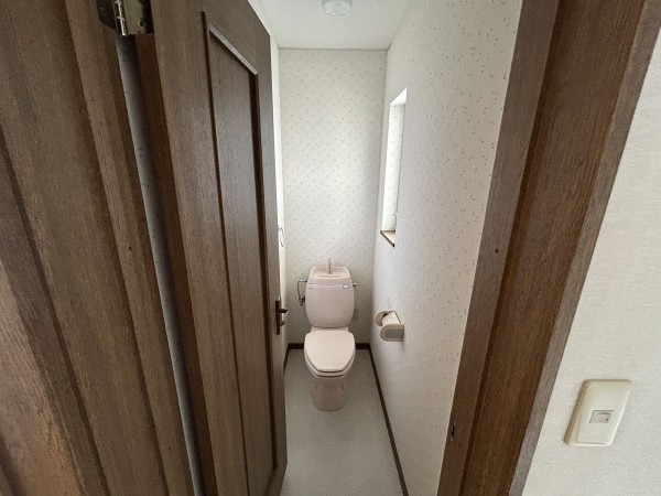 松阪市虹が丘町、中古一戸建てのトイレ画像です