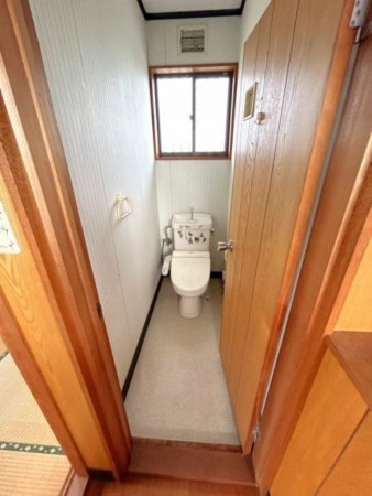 松阪市石津町、中古一戸建てのトイレ画像です
