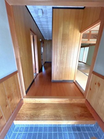 松阪市石津町、中古一戸建ての玄関画像です