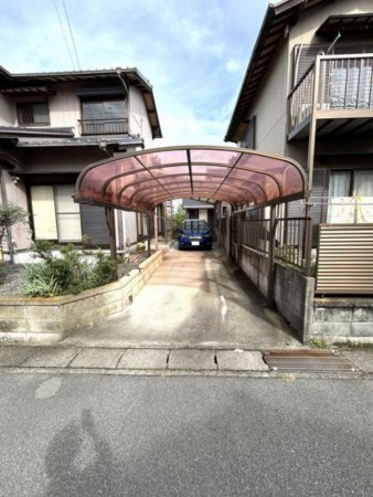 松阪市石津町、中古一戸建ての駐車場画像です