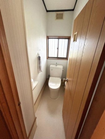 松阪市石津町、中古一戸建てのトイレ画像です