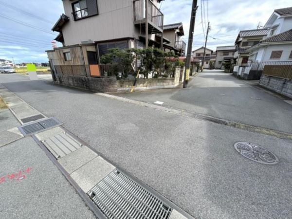 松阪市石津町、中古一戸建ての前面道路を含む現地写真画像です