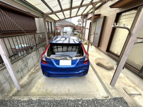 松阪市石津町、中古一戸建ての駐車場画像です