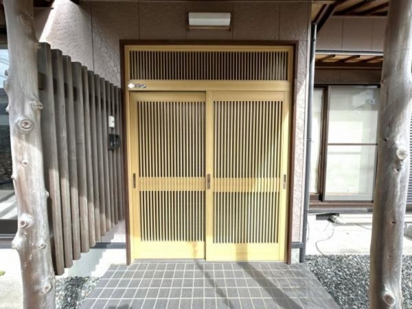 松阪市石津町、中古一戸建ての玄関画像です