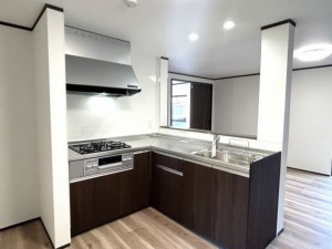 松阪市五月町、中古一戸建てのキッチン画像です