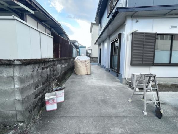 松阪市五月町、中古一戸建ての駐車場画像です