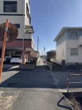 松阪市大黒田町、中古一戸建ての前面道路を含む現地写真画像です