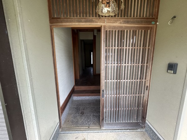 松阪市嬉野宮野町、中古一戸建ての玄関画像です