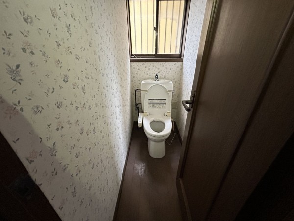 松阪市嬉野宮野町、中古一戸建てのトイレ画像です