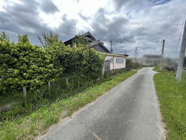 松阪市上ノ庄町、土地の前面道路を含む現地写真画像です