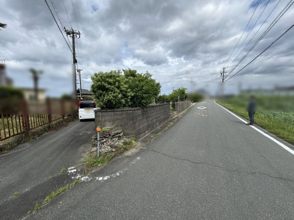 松阪市上ノ庄町、土地の前面道路を含む現地写真画像です