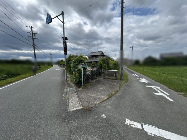 松阪市上ノ庄町、土地の前面道路を含む現地写真画像です