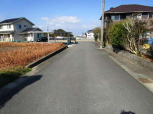 松阪市上川町、土地の前面道路を含む現地写真画像です