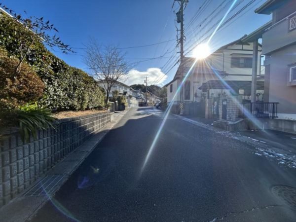 松阪市平成町、中古一戸建ての前面道路を含む現地写真画像です