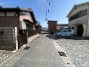 松阪市南町、中古一戸建ての前面道路を含む現地写真画像です