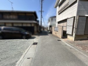 松阪市南町、中古一戸建ての前面道路を含む現地写真画像です