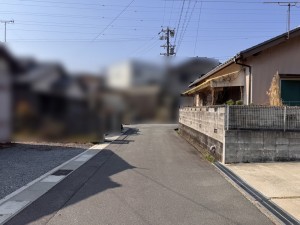 松阪市駅部田町、中古一戸建ての前面道路を含む現地写真画像です