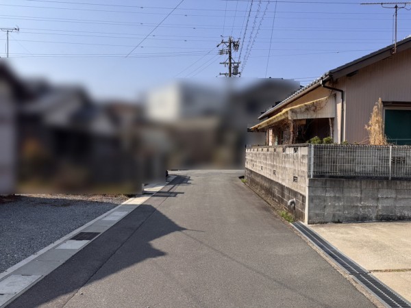 松阪市駅部田町、中古一戸建ての前面道路を含む現地写真画像です