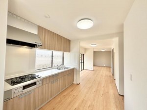松阪市久保町、中古一戸建てのキッチン画像です
