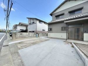 松阪市久保町、中古一戸建ての駐車場画像です