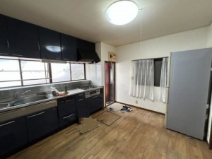 松阪市久保町、中古一戸建てのキッチン画像です