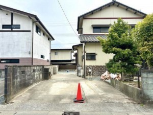 松阪市久保町、中古一戸建ての駐車場画像です