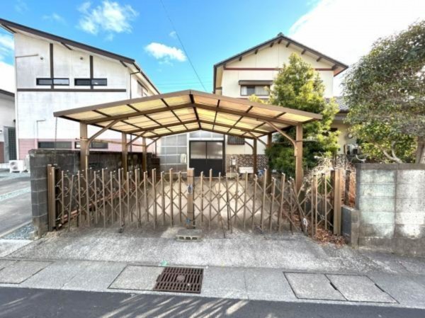 松阪市久保町、中古一戸建ての駐車場画像です