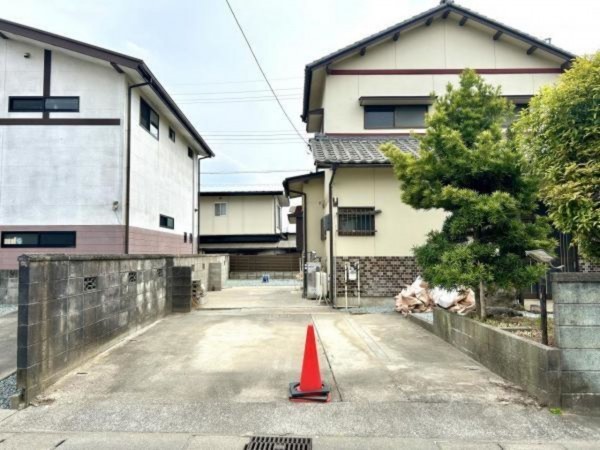 松阪市久保町、中古一戸建ての駐車場画像です