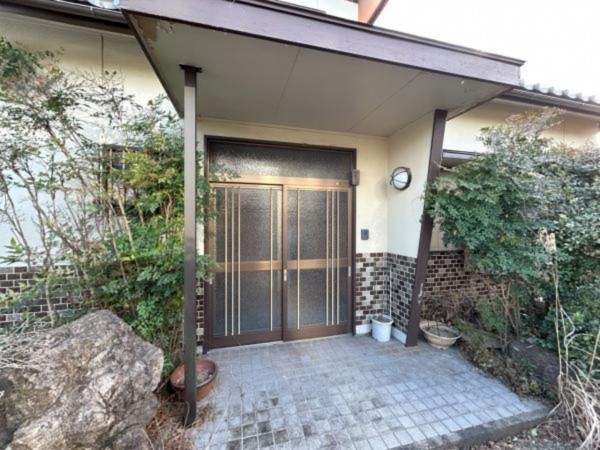 松阪市久保町、中古一戸建ての玄関画像です