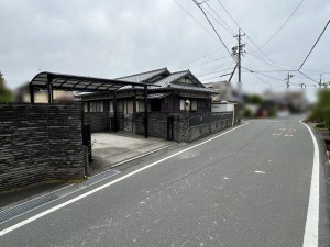 松阪市櫛田町、中古一戸建ての前面道路を含む現地写真画像です