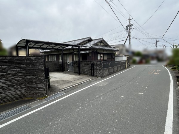 松阪市櫛田町、中古一戸建ての前面道路を含む現地写真画像です