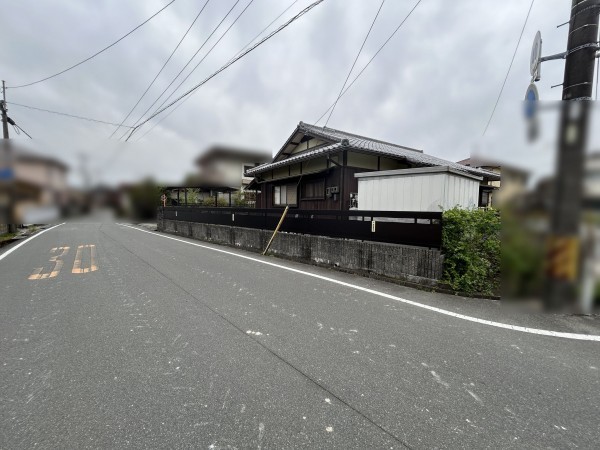 松阪市櫛田町、中古一戸建ての前面道路を含む現地写真画像です