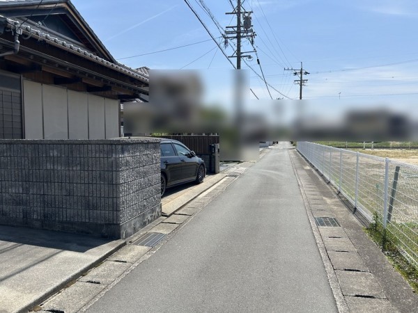 松阪市川井町、中古一戸建ての前面道路を含む現地写真画像です