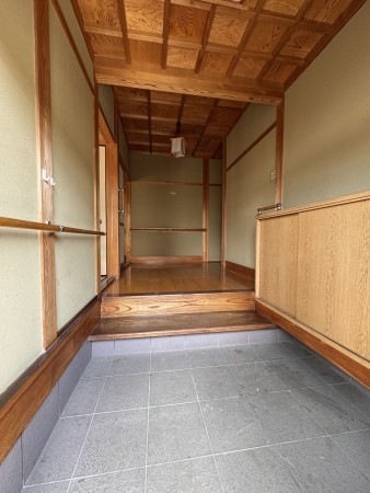 松阪市川井町、中古一戸建ての玄関画像です