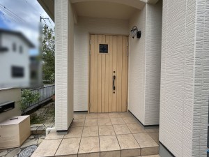 松阪市甚目町、中古一戸建ての玄関画像です