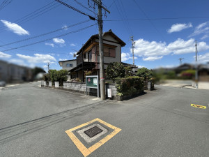 松阪市田原町、中古一戸建ての前面道路を含む現地写真画像です