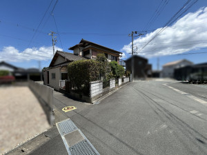 松阪市田原町、中古一戸建ての前面道路を含む現地写真画像です