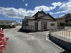 松阪市田原町、中古一戸建ての前面道路を含む現地写真画像です