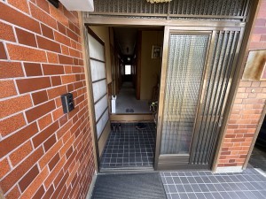 松阪市田原町、中古一戸建ての玄関画像です